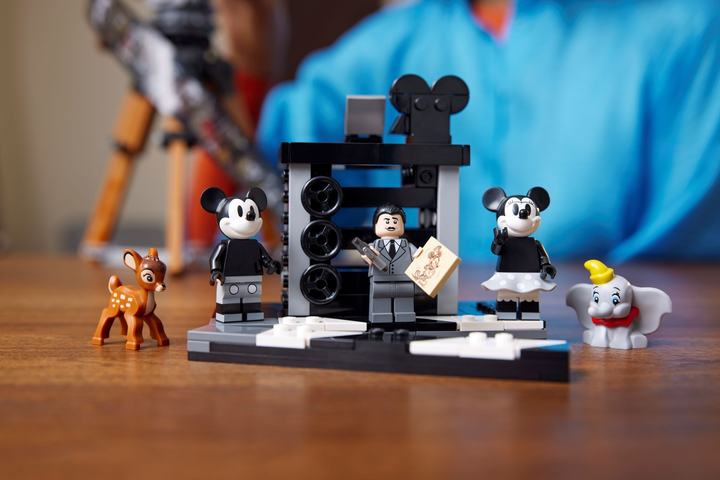 Конструктор LEGO Disney Камера Уолта Діснея 811 деталей (43230) - зображення 11