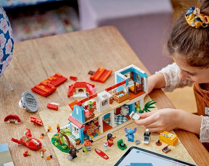 Конструктор LEGO Disney Будиночок на пляжі з мультфільму «Ліло і Стіч» 834 деталі (43268) - зображення 3