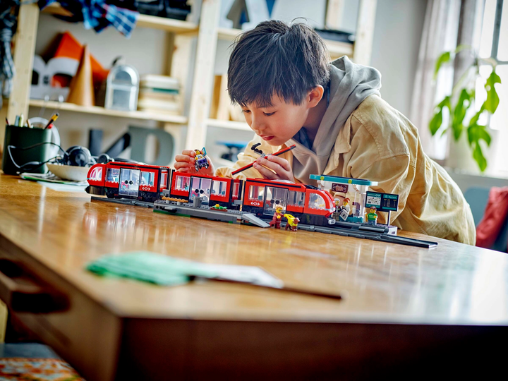 Zestaw klocków LEGO City Tramwaj miejski ze stacją 811 elementów (60423) - obraz 8