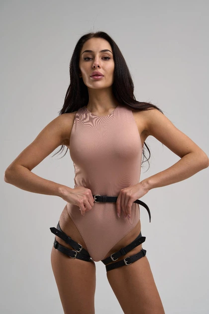 Порно көру: Анасы қызының досын азғырып жатыр Маймылдармен айналысу