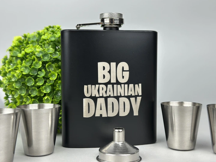 Подарунковий набір Big Daddy фляга з рюмками - Фото 3 Подарунковий набір Big Daddy фляга з рюмками - зображення 3