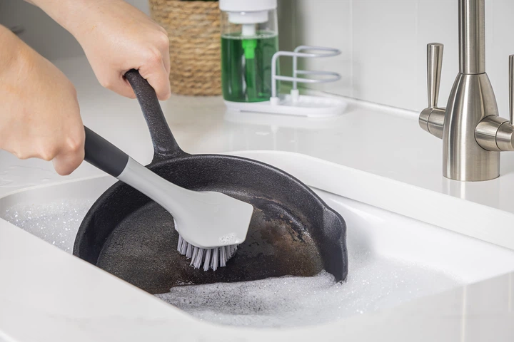 Щетка для мытья посуды KitchenAid Sinkware Серая 26 см (KEG882OHOBA) - изображение 11