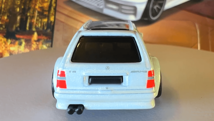 Машинка Premium Hot Wheels Mercedes-Benz AMG E 36 Estate Special