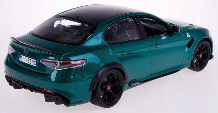 Model metalowy Bburago Alfa Romeo Giulia GTA 1:18 zielony (4893993014460) - obraz 3