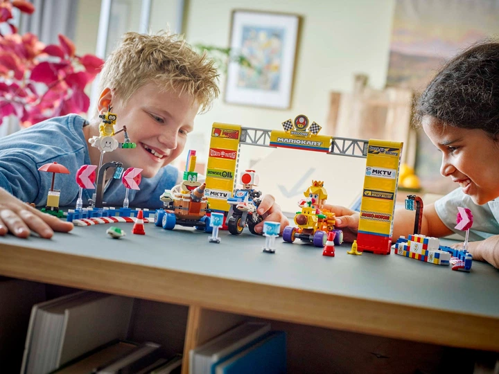 Конструктор LEGO Super Mario Mario Kart: Набор Бэби Пич и Гран-при 823 элемента (72036) - Фото 7 Конструктор LEGO Super Mario Mario Kart: Набор Бэби Пич и Гран-при 823 элемента (72036) - изображение 7