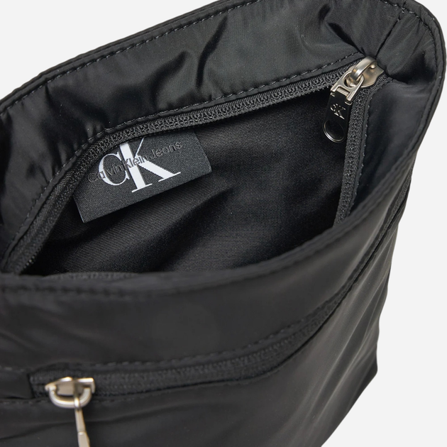 Сумка планшет чоловіча маленька Calvin Klein K50K513004-BEH Чорна (8721107052014) - зображення 5