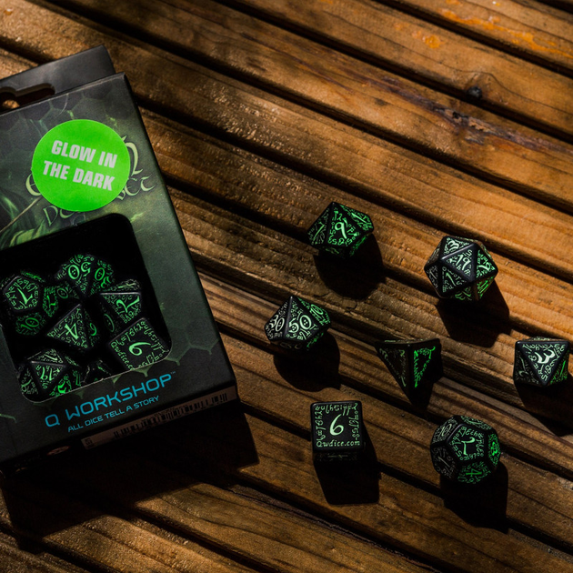 Zestaw kostek Q-Workshop Elvish Black & glow-in-the-dark 7 elementów (5907814951830) - obraz 4