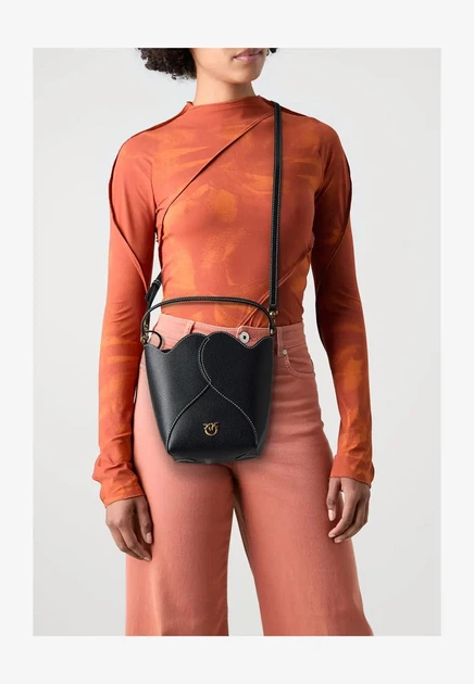 Сумка жіноча Pinko Heart Bucket Handbag ,Nero Antique gold - изображение 5