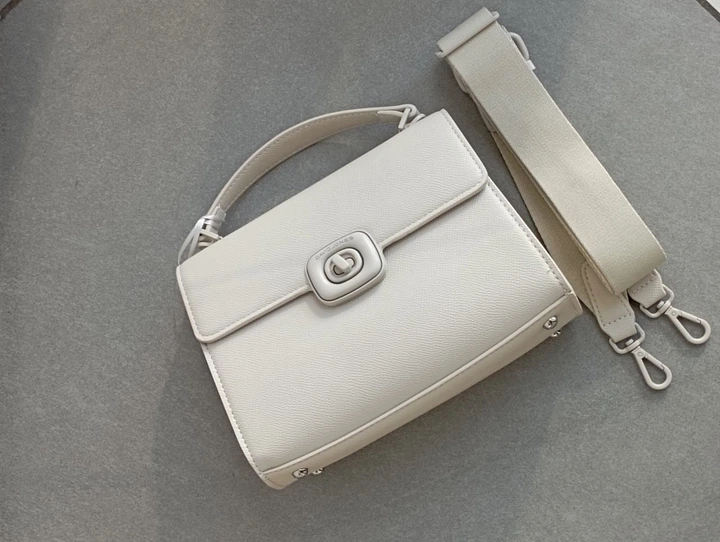 Женская сумка David Jones кросс боди с клапаном молочная CM7394 Almond Milk - Фото 4 Женская сумка David Jones кросс боди с клапаном молочная CM7394 Almond Milk - изображение 4
