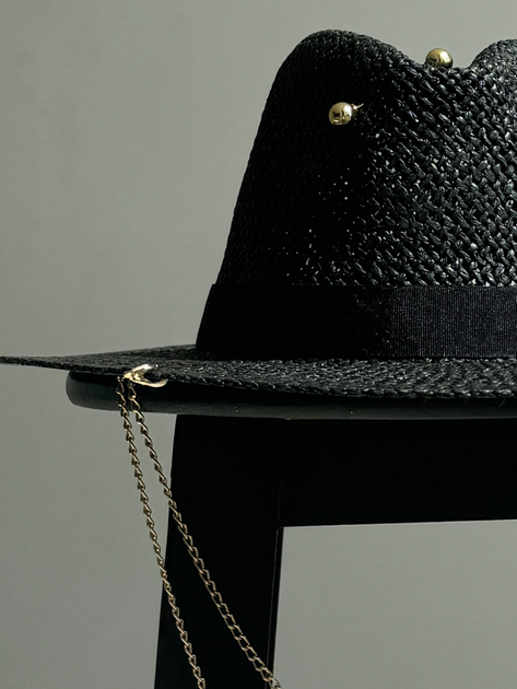 Шляпа Федора женская D.Hats из рафия с двойной цепью золото черная - Фото 2 Шляпа Федора женская D.Hats из рафия с двойной цепью золото черная - изображение 2