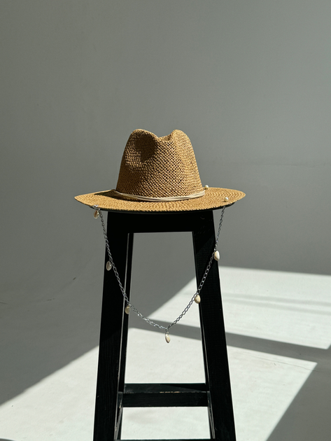 Шляпа Федора женская D.Hats из рафия с цепью серебро с ракушками коричневая - изображение 5