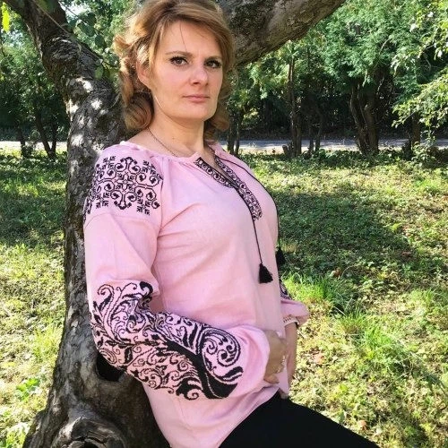Жіноча льняна вишиванка «Ольга» коралового кольору з чорною вишивкою хрестиком 3XL - Фото 10 Жіноча льняна вишиванка «Ольга» коралового кольору з чорною вишивкою хрестиком 3XL - зображення 10