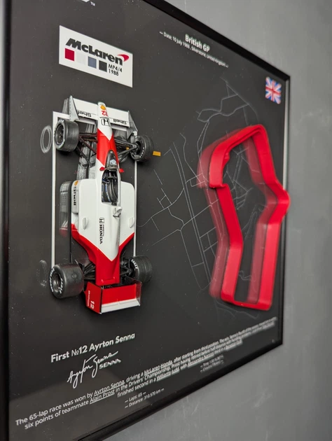 Легендарна Лімітована Модель Panini McLaren MP4/4 в масштабі 1/43 з Рамкою Тримачем 25x25см 2в1 на Стіну або Полицю і 3D Трасою British Grand Prix "Silverstone" конфігурації 1988 року /1988 Season Model Car #12 Ayrton Senna - зображення 8