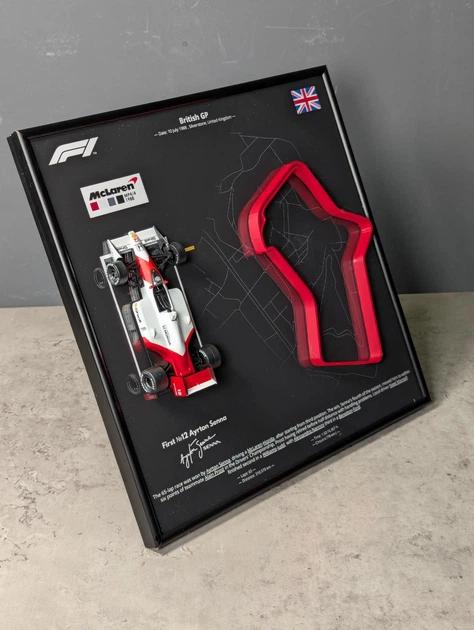 Легендарна Лімітована Модель Panini McLaren MP4/4 в масштабі 1/43 з Рамкою Тримачем 25x25см 2в1 на Стіну або Полицю і 3D Трасою British Grand Prix "Silverstone" конфігурації 1988 року /1988 Season Model Car #12 Ayrton Senna - зображення 12