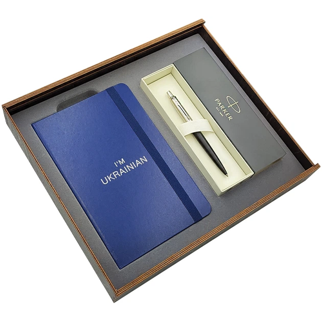 Подарунковий набір: Коробка + Кулькова ручка Parker JOTTER 17 CT 15 632 + Блокнот Axent Partner I'm Ukrainian синій 8201-02-A-UKR - Фото 2 Подарунковий набір: Коробка + Кулькова ручка Parker JOTTER 17 CT 15 632 + Блокнот Axent Partner I'm Ukrainian синій 8201-02-A-UKR - изображение 2