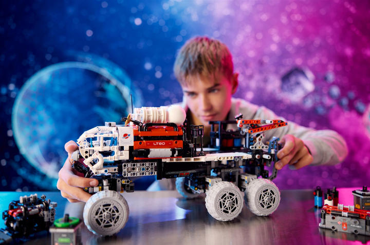 Zestaw klocków LEGO Technic Marsjański łazik eksploracyjny 1599 elementów (42180) - obraz 6