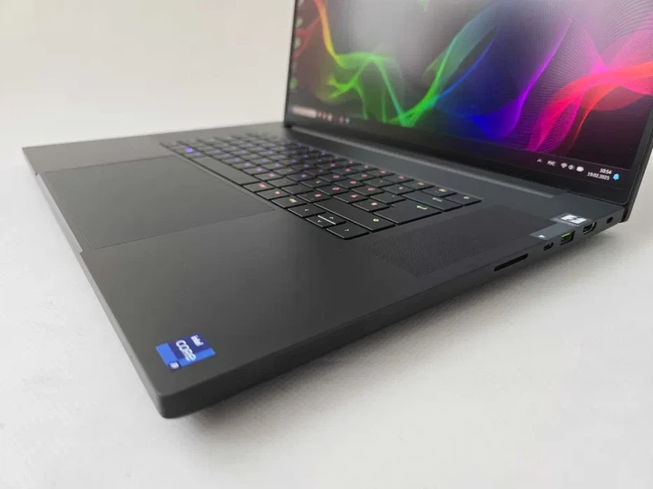 Ноутбук Razer Blade 18 (2024) I9 14900HX/RTX 4080/RAM 32GB/MiniLED 300Hz Б\В - Фото 3 Ноутбук Razer Blade 18 (2024) I9 14900HX/RTX 4080/RAM 32GB/MiniLED 300Hz Б\В - зображення 3