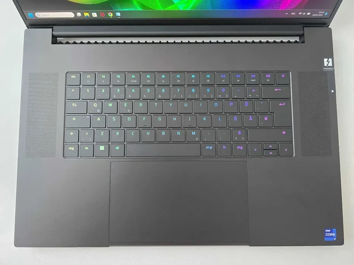 Ноутбук Razer Blade 18 (2024) I9 14900HX/RTX 4080/RAM 32GB/MiniLED 300Hz Б\В - Фото 4 Ноутбук Razer Blade 18 (2024) I9 14900HX/RTX 4080/RAM 32GB/MiniLED 300Hz Б\В - зображення 4