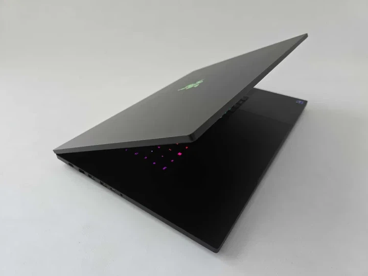 Ноутбук Razer Blade 18 (2024) I9 14900HX/RTX 4080/RAM 32GB/MiniLED 300Hz Б\В - Фото 6 Ноутбук Razer Blade 18 (2024) I9 14900HX/RTX 4080/RAM 32GB/MiniLED 300Hz Б\В - зображення 6