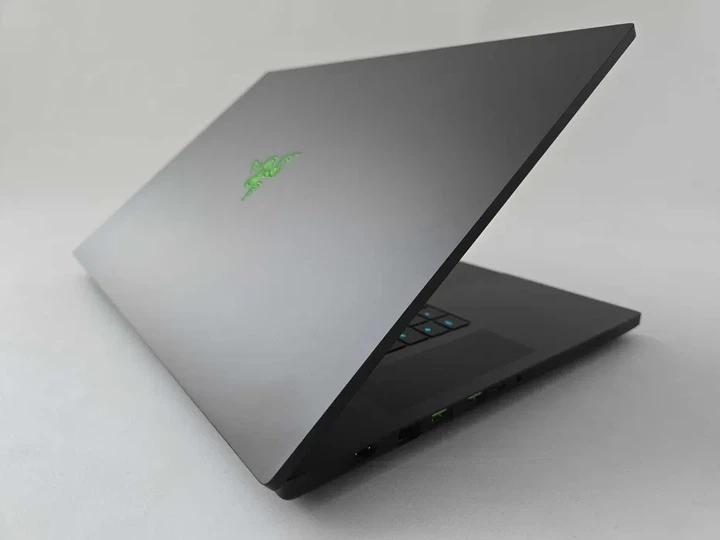 Ноутбук Razer Blade 18 (2024) I9 14900HX/RTX 4080/RAM 32GB/MiniLED 300Hz Б\В - Фото 7 Ноутбук Razer Blade 18 (2024) I9 14900HX/RTX 4080/RAM 32GB/MiniLED 300Hz Б\В - зображення 7