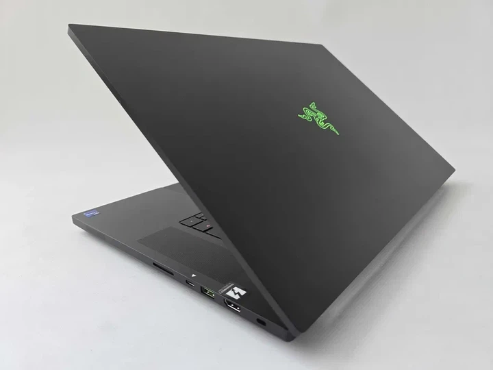 Ноутбук Razer Blade 18 (2024) I9 14900HX/RTX 4080/RAM 32GB/MiniLED 300Hz Б\В - Фото 8 Ноутбук Razer Blade 18 (2024) I9 14900HX/RTX 4080/RAM 32GB/MiniLED 300Hz Б\В - зображення 8