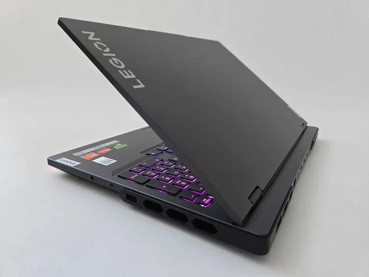 Ноутбук Lenovo LEGION 7 PRO 16ARX8H R9 7945HX/RTX 4080/RAM 16GB/SSD 1TB/240Hz Б\В - зображення 6