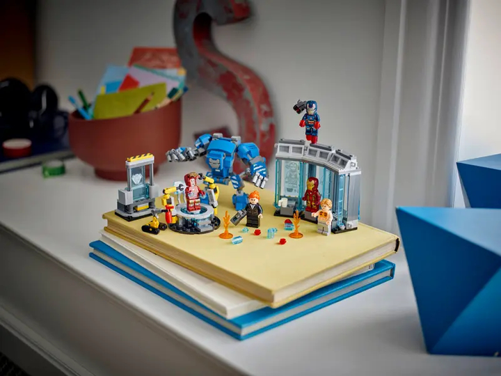 Конструктор LEGO Super Heroes Marvel Iron Man's Laboratory: Hall of Armor 384 елементів (76315) - зображення 11