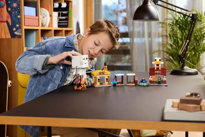 Zestaw klocków LEGO Minecraft The Ghast Balloon Village Attack 555 elementów (21273) - obraz 10