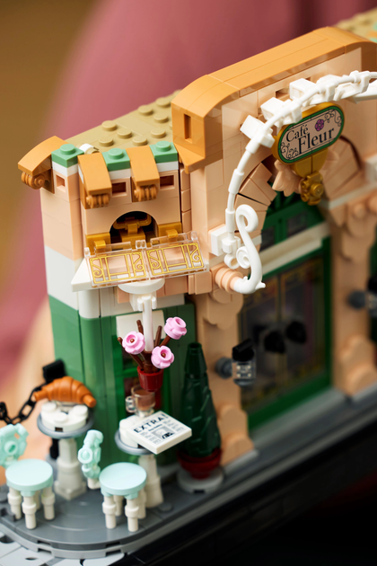 Zestaw klocków LEGO Icons Francuska kawiarenka 1101 elementów (10362) - obraz 8
