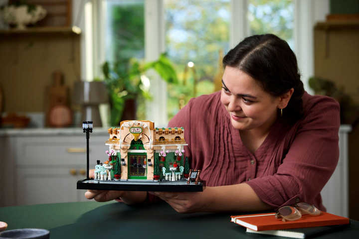 Zestaw klocków LEGO Icons Francuska kawiarenka 1101 elementów (10362) - obraz 13