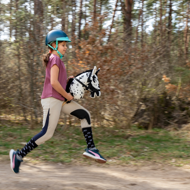 Duży koń na kiju Hobby Horse Skippi z kantarem i wodzami Caro - srokaty (5906361450094) - obraz 13