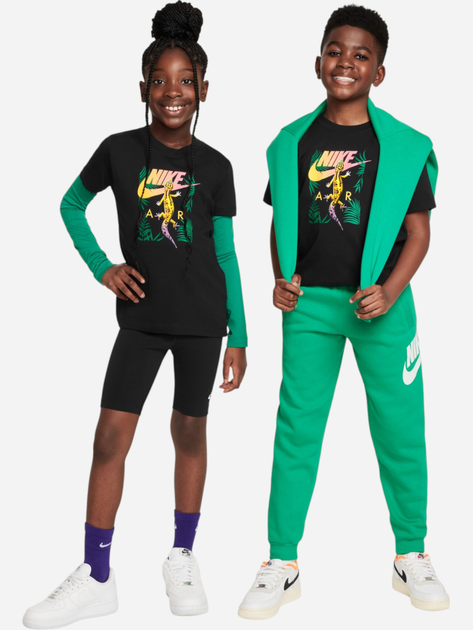 Koszulka chłopięca bawełniana Nike Sportswear FZ5158-010 XS (122-128 cm) Czarna - obraz 3