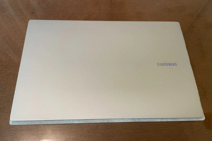 Ультрабук Samsung Galaxy Book4 / 15.6" (1920x1080) IPS / Intel Core 7 150U (10 (12) ядер по 4.0 - 5.4 GHz) / 16 GB DDR4 / 512 GB SSD / Intel Graphics / WebCam б/у - Фото 3 Ультрабук Samsung Galaxy Book4 / 15.6" (1920x1080) IPS / Intel Core 7 150U (10 (12) ядер по 4.0 - 5.4 GHz) / 16 GB DDR4 / 512 GB SSD / Intel Graphics / WebCam б/у - изображение 3