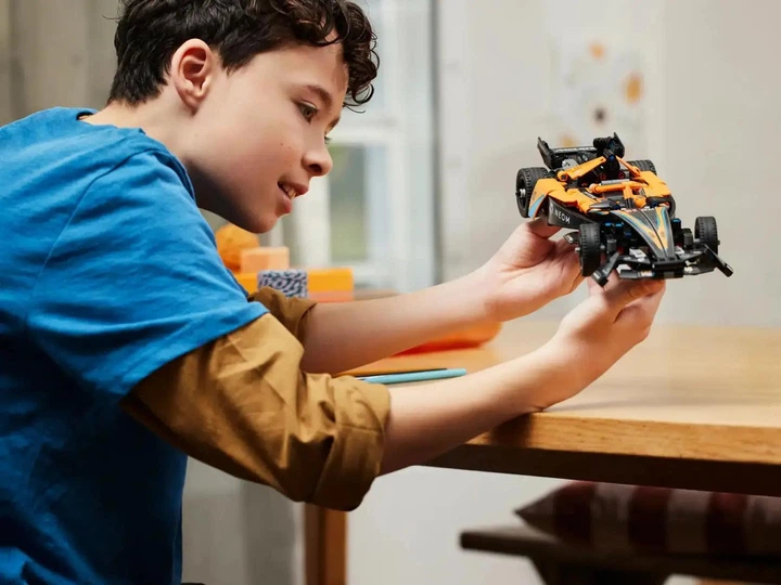 Конструктор LEGO Technic Гоночный автомобиль NEOM McLaren Formula E 452 детали (42169) - изображение 12