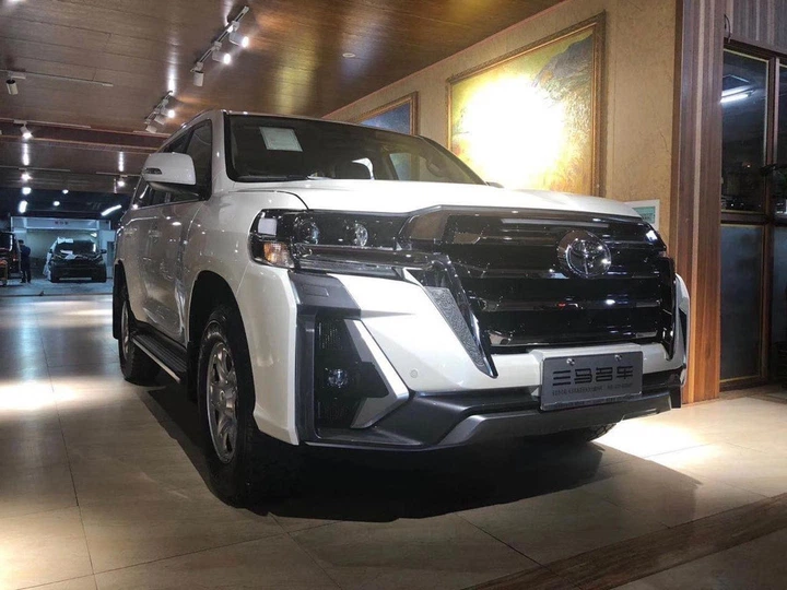 Комплект обвесов 2016-2025 (Limgeni) для Toyota Land Cruiser 200 - изображение 7
