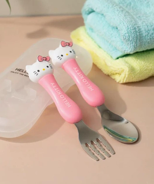 Набір дитячих столових приборів із нержавіючої сталі Hello Kitty ложка та виделка для дитини з ручкою у формі Кошеня + кейс для зберігання (101421661) - Фото 2 Набір дитячих столових приборів із нержавіючої сталі Hello Kitty ложка та виделка для дитини з ручкою у формі Кошеня + кейс для зберігання (101421661) - зображення 2