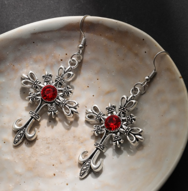 Серьги Fashion Jewerly ажурные кресты с красным камнем в готическом стиле y2k серебристые (SVS) - Фото 5 Серьги Fashion Jewerly ажурные кресты с красным камнем в готическом стиле y2k серебристые (SVS) - изображение 5