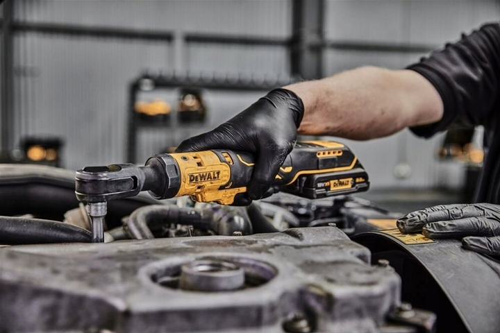 Трещітка акумуляторна DeWalt 18 V 3/8" 2Ah (DCF513D1G-QW) - зображення 5