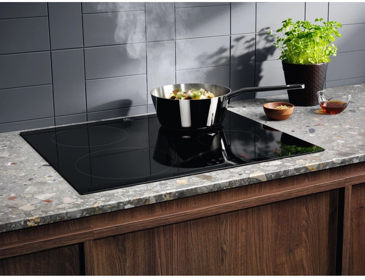 Варильна поверхня індукційна Electrolux LIR60433 (склокераміка, сенс.кер., таймер) 261442 - изображение 3