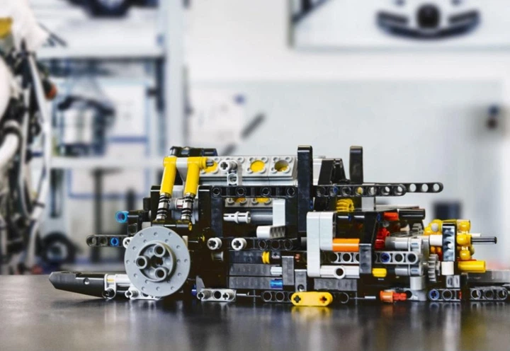 Конструктор Technic Bugatti Chiron 3599 деталей (42083) - изображение 4