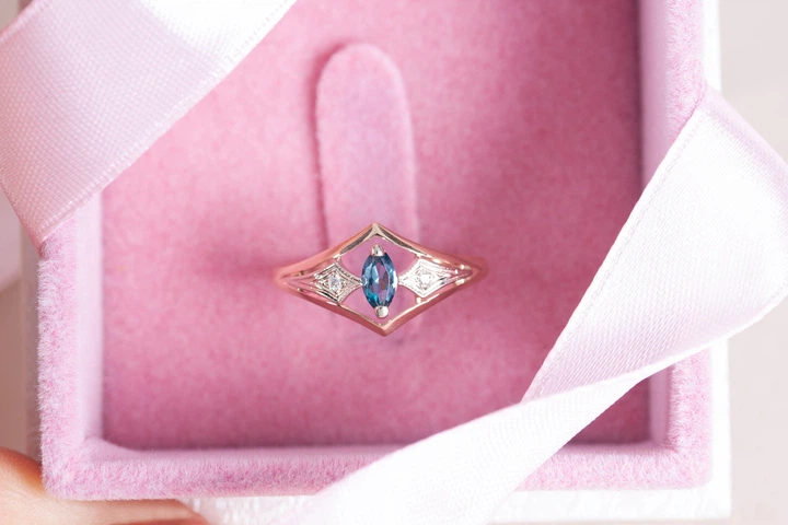 Кольцо из красного и белого золота с топазом 18 K-0143 - Фото 5 Кольцо из красного и белого золота с топазом 18 K-0143 - изображение 5