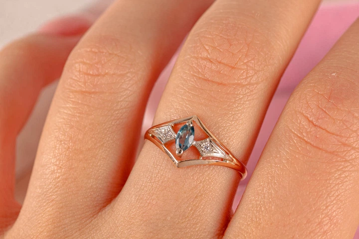 Кольцо из красного и белого золота с топазом 18 K-0143 - Фото 7 Кольцо из красного и белого золота с топазом 18 K-0143 - изображение 7