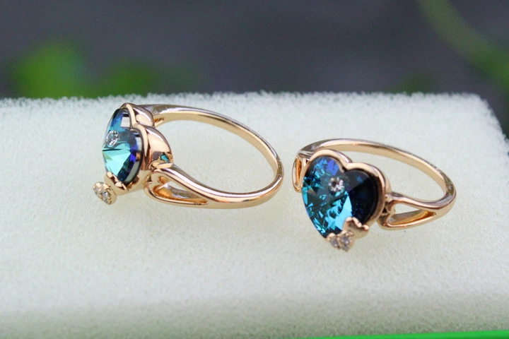 Кольцо Xuping Jewelry сердечко Сваровски голубое в ободке р 17 золотистое - изображение 3