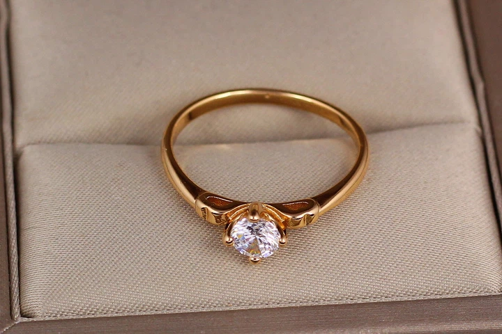 Кольцо Xuping Jewelry с белым камнем на ножке корона р 19 золотистое - Фото 1 Кольцо Xuping Jewelry с белым камнем на ножке корона р 19 золотистое - изображение 1