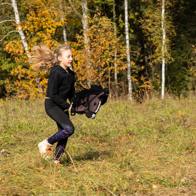 Кінь на палиці Hobby Horse Skippi З вуздечкою і віжками Гнідий (5906361450049) - зображення 4