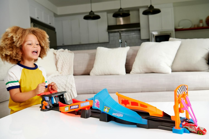 Zestaw do zabawy Disney Pixar Cars 2 samochody wyścigowe ze światłami i zwrotnicą z neonowym torem (HPD80) (194735156733) - obraz 7