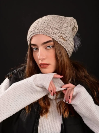 Шапка жіноча Fancy Fashion вовна на флісі з бомпоном ковпак бежева - Фото 1 Шапка жіноча Fancy Fashion вовна на флісі з бомпоном ковпак бежева - зображення 1