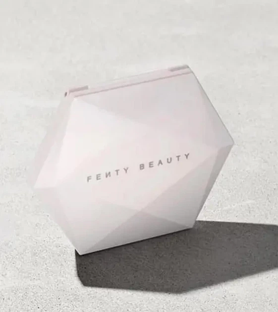 Двостороннє компактне дзеркало Fenty Beauty Compact Mirror - Фото 3 Двостороннє компактне дзеркало Fenty Beauty Compact Mirror - зображення 3