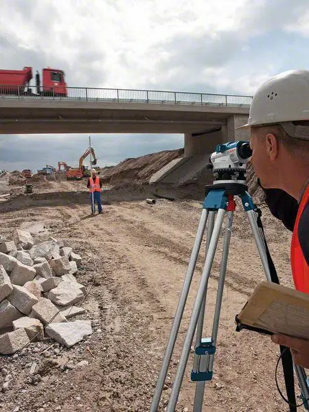 Профессиональный оптический нивелир Bosch Professional GOL 20 D в кейсе с штативом BT 160, линейкой GR 500, диапазон 60 м - Фото 5 Профессиональный оптический нивелир Bosch Professional GOL 20 D в кейсе с штативом BT 160, линейкой GR 500, диапазон 60 м - изображение 5