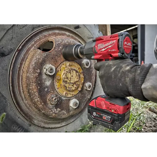 Гайковерт высокомоментный MILWAUKEE 1/2" (881 Нм) с кольцом M18 FMTIW2F12-502X - изображение 7